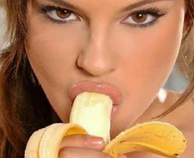 Девица сосет члены и рада мужскому семени Девица сосет члены и рада мужскому семени