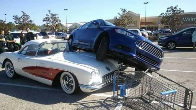 mobil sedan sedang "menaiki" sebuah mobil jadul Chevrolet Corvette 1958