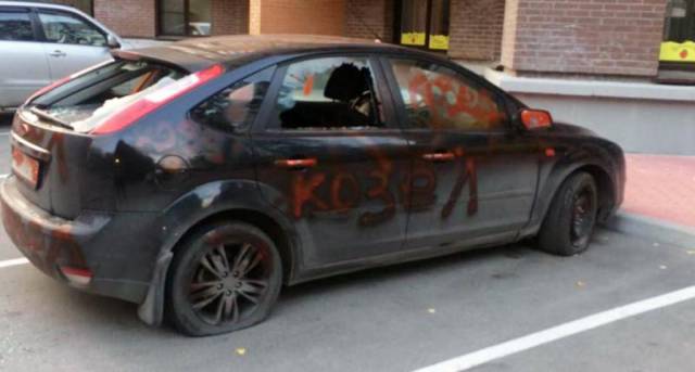 Mobil sedan Ford Focus menjadi bulan-bulanan seorang istri