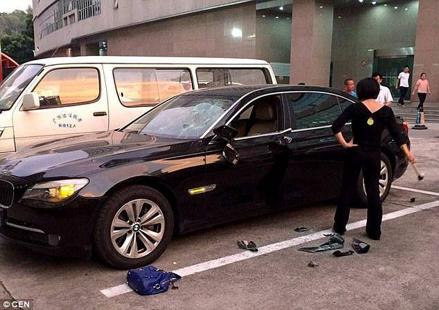 menghancurkan mobil milik suaminya dengan palu