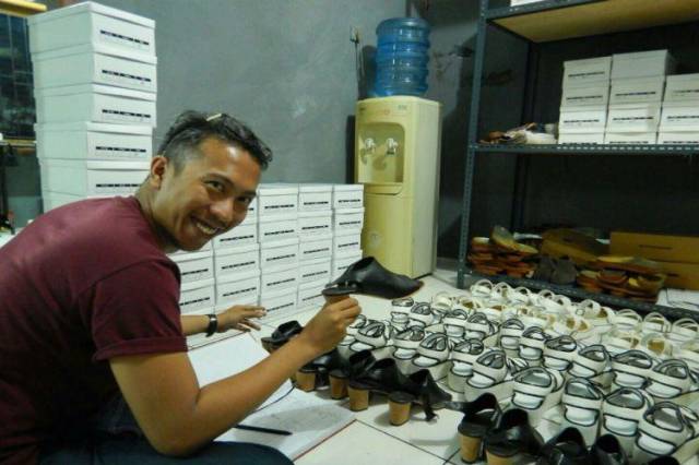 Pria Ini Jadi Bos Sandal Kulit